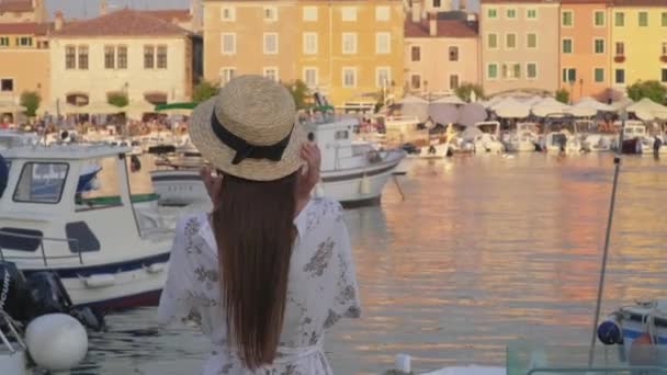 Lady in Rovinj quay at sunset, Croatia — стокове відео