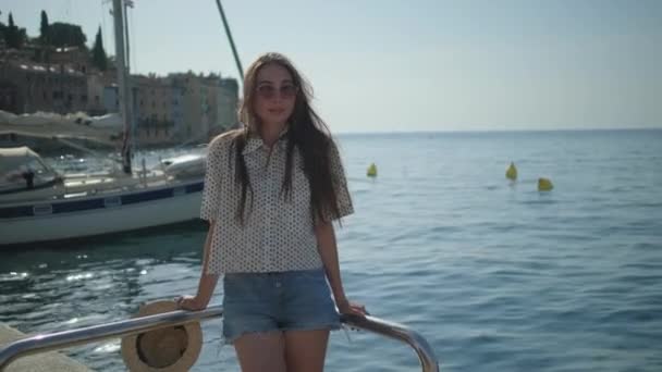 Девушка на набережной Ровиня, Хорватия — стоковое видео