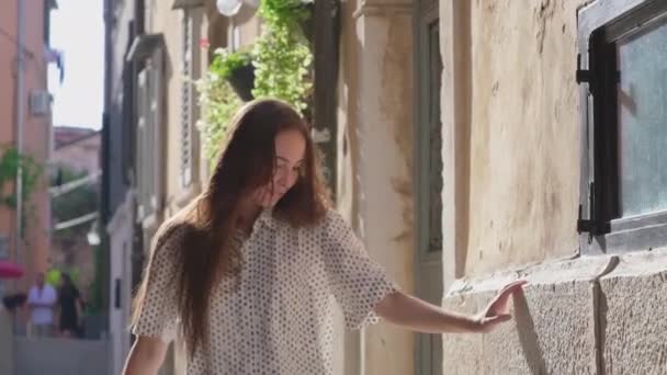 Ładna, beztroska dziewczyna na ulicy Rovinj, Chorwacja — Wideo stockowe
