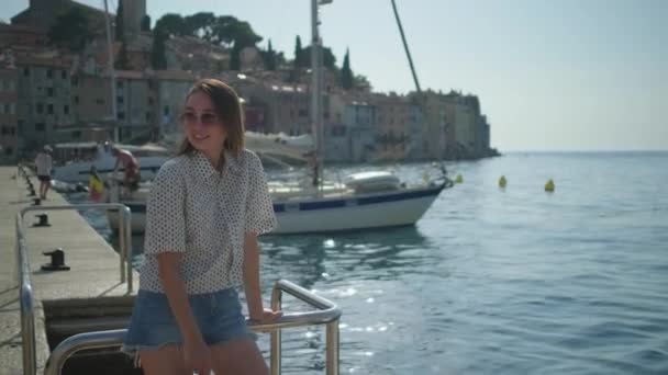 Веселая девушка на набережной Ровиня, Хорватия — стоковое видео