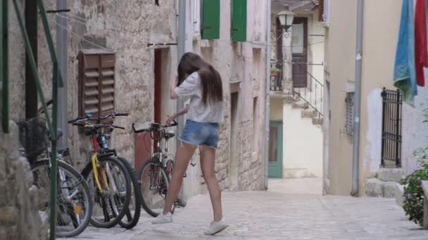 Adolescente está pulando na pista na cidade europeia velha — Vídeo de Stock