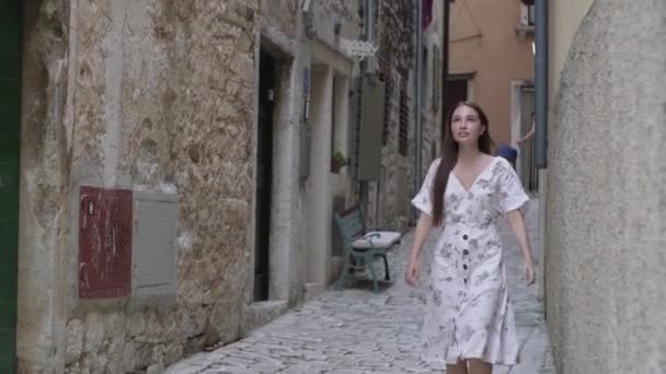 Vrouw loopt in smalle straat in het centrum van Rovinj in Kroatië — Stockvideo