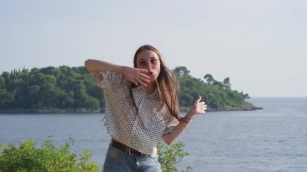 Vacaciones de verano en Croacia, mujer salta sobre la naturaleza — Vídeo de stock