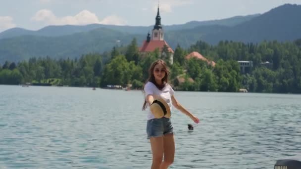 Ragazza allegra sul pittoresco lago di Bled in Slovenia — Video Stock