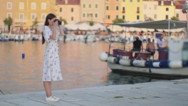 Nő turista fényképezés kikötő Rovinj város Horvátországban — Stock videók