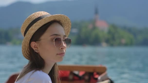 Kvinnlig turist vilar i sjön Bled ensam — Stockvideo