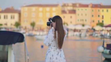 Kadın şehir manzarasını çekiyor.