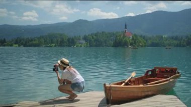 Slovenya 'da Bled Gölü' nün fotoğraflarını çeken kız