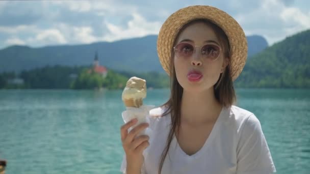 Κορίτσι με παγωτό που διασκεδάζει και πειράζει — Αρχείο Βίντεο
