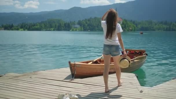 Avslappnad flicka i kajen av sjön Bled, Slovenien — Stockvideo
