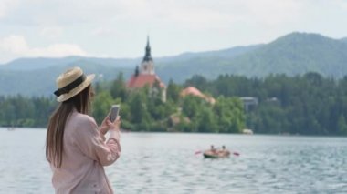 Slovenya 'daki Bled Gölü manzarasının anılarını çekiyor