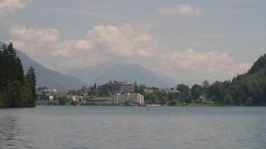 Slovenya 'da gölün kıyısındaki turistik tatil beldesi altyapısı çöktü