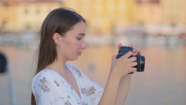 İşyerinde kadın fotoğrafçı — Stok video