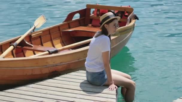 Chica relajante y disfrutando de la naturaleza en el lago Bled en Eslovenia — Vídeos de Stock