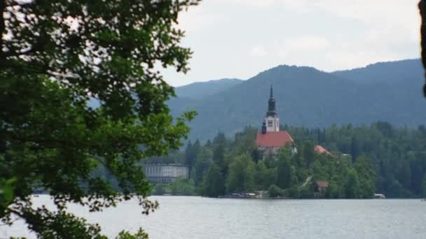 Paisagem com Lago Bled e igreja na ilha na Eslovénia — Vídeo de Stock