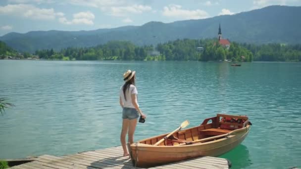 Turistka fotografuje slavný ostrov na jezeře Bled — Stock video