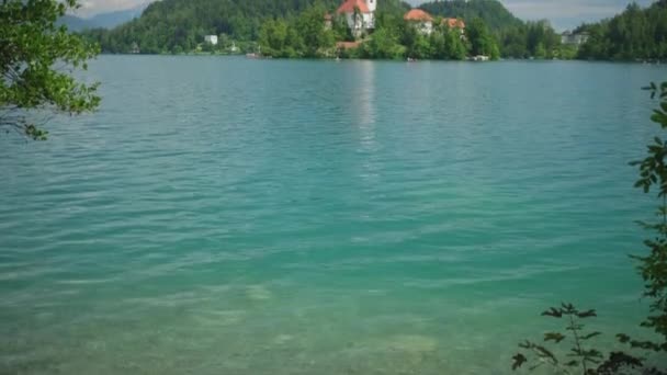 Eslovenia paisaje con el lago Bled y la iglesia de Santa María en la isla — Vídeos de Stock