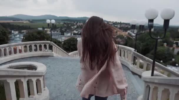 Menina observando Melk cidade em Wachau Valley, Áustria — Vídeo de Stock