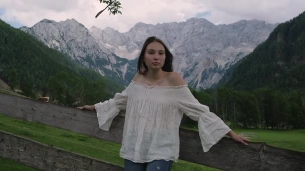 Retrato de niña contra paisaje rural y montañas — Vídeos de Stock