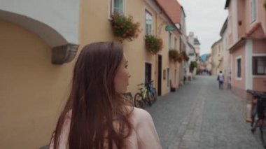 Avusturya 'nın Spitz şehrinde sokakta yürüyen bir kız.