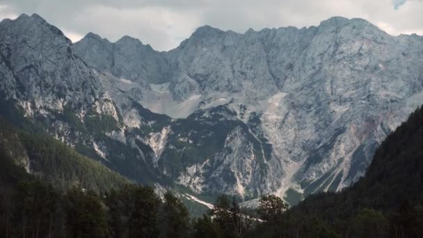 Pintoresco paisaje de las montañas de los Alpes — Vídeo de stock