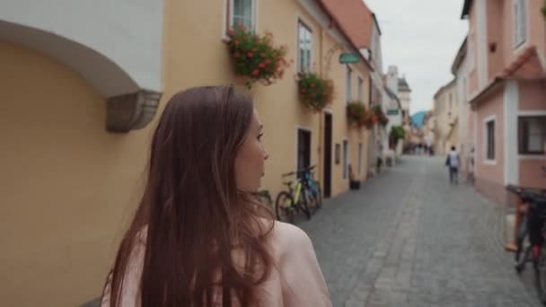 Девушка, идущая по улице города Шпиц, Австрия — стоковое видео