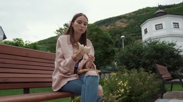 Chica tomando un aperitivo al aire libre — Vídeos de Stock