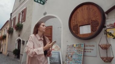 Durnstein caddesindeki kız. Vachau Vadisi, Avusturya
