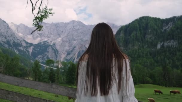 Девушка проводит приятное время в горной местности — стоковое видео