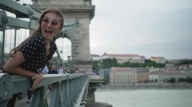 Budapeşte 'de kadınlar şaka gibi bağırıyor.