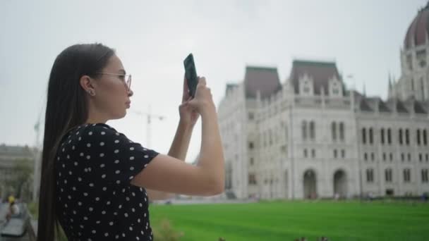 Faire des photos des monuments de Budapest, Hongrie — Video