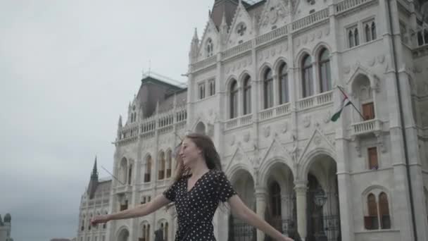 Mujer está girando en la plaza en Budapest — Vídeos de Stock