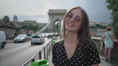 Budapeşte, Macaristan 'daki Zincir Köprüsü' nde komik kız
