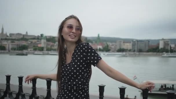 Retrato de niña feliz contra Budapest vista con el río Danubio, Hungría — Vídeo de stock