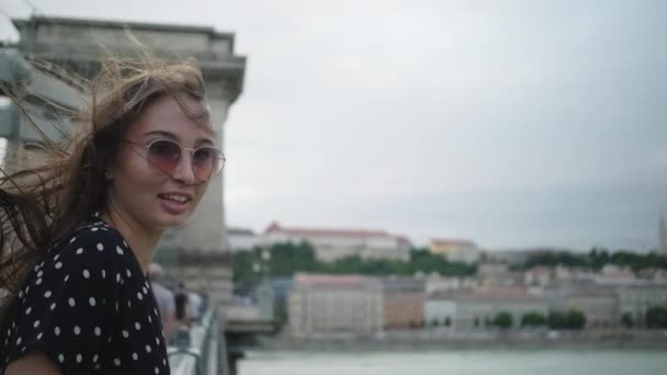 Frau lacht auf Szechenyi-Kettenbrücke in Budapest — Stockvideo