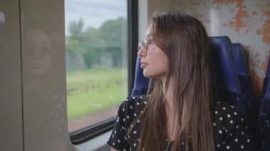 Banliyö trafiği trenle, kadın seyahat ediyor.