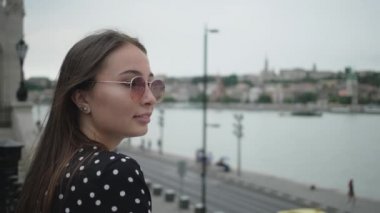 Kadınlar Budapeşte 'nin tadını çıkarıyor.