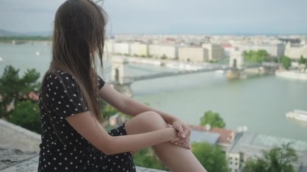 匈牙利，一个孤独地看待布达佩斯城市景观的女孩 — 图库视频影像