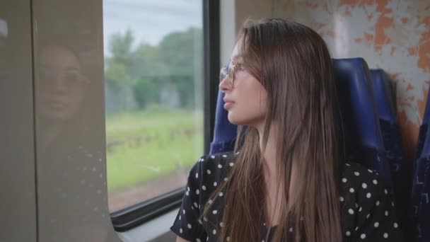 郊区的交通由火车，女人在旅行 — 图库视频影像
