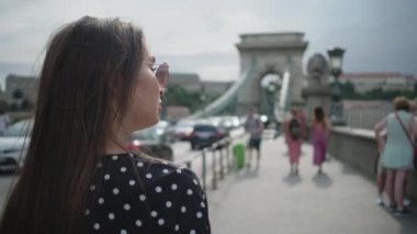 Budapeşte 'deki ünlü Szechenyi Zincir Köprüsü' nde kadın turist