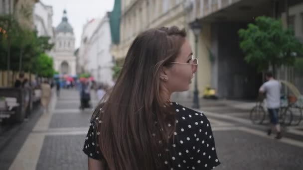 Pěkná veselá dívka procházky v ulici Budapešti, Maďarsko. — Stock video