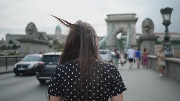 Sorglös lycklig flicka som springer längs Kedjebron i Budapest, — Stockvideo
