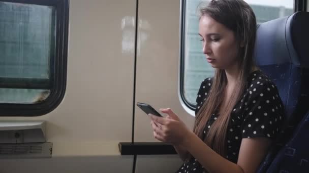 Meisje met mobiel in de trein — Stockvideo