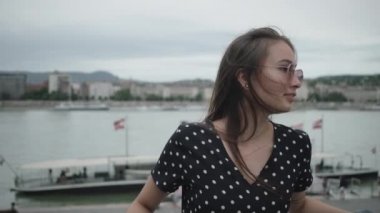 Mutlu kız dalga geçiyor ve dilini gösteriyor.