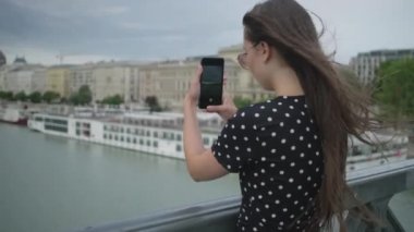 Kadın turist akıllı telefon Tuna Nehri 'nde fotoğraf çekiyor