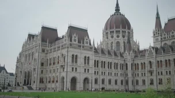 Edificio del Parlamento húngaro en Budapest — Vídeo de stock