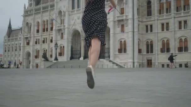 Chica emocionada corriendo al Parlamento de Budapest, Hungría — Vídeo de stock