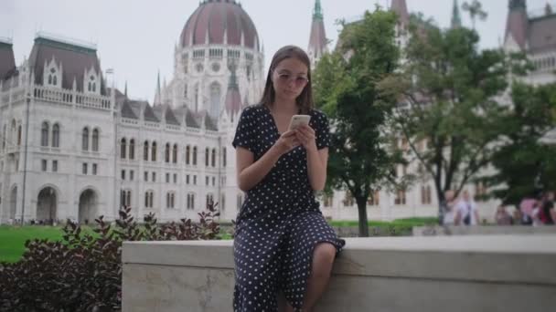 Туристическая женщина использует мобильный телефон в Будапеште, Венгрия — стоковое видео