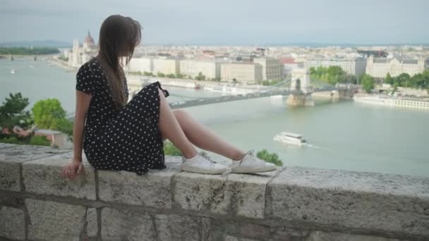 Mujer joven y panorama de Budapest con el río Danubio desde lo alto — Vídeos de Stock