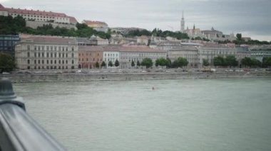 Macaristan 'ın Chain Köprüsü' nden Tuna Nehri ile Budapeşte 'ye bakıyorum.